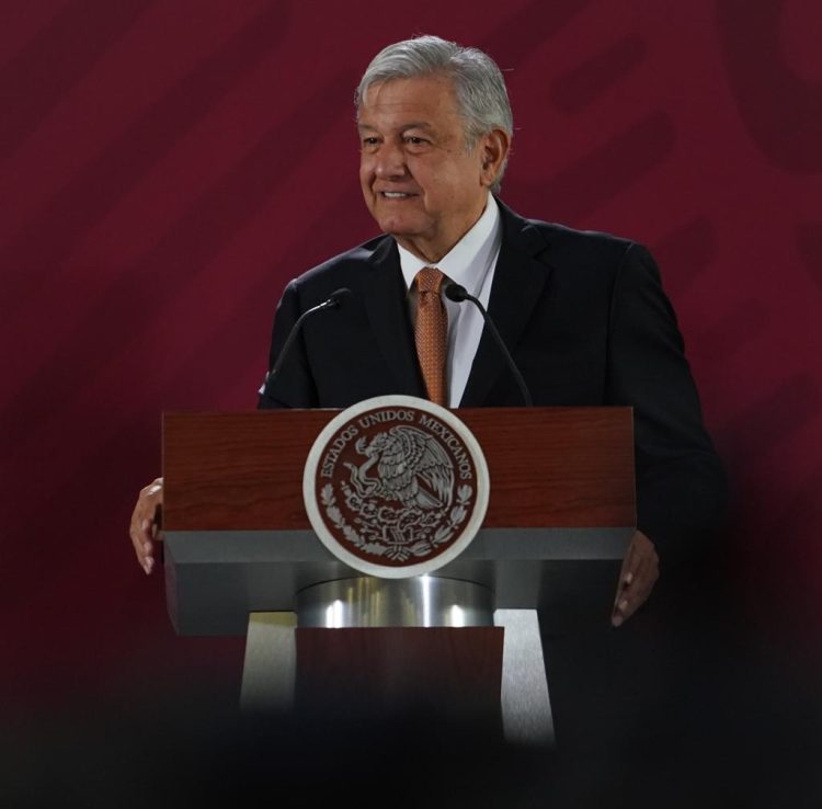 Nadie puede ganar más que el presidente de la República; está en la Constitución y respetarla, es respetar el Estado de Derecho, afirmó el presidente, Andrés Manuel López Obrador