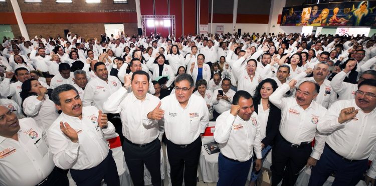 El secretario general del SNTE, Alfonso Cepeda Salas, encabezó la conmemoración del 51 Aniversario de la Sección 36 en el Estado de México, donde 3 mil agremiados refrendaron el orgullo de ser maestros y pertenecer a esta organización magisterial