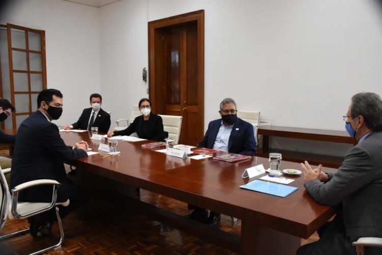 Se reúnen el líder nacional del magisterio y el titular de la SEP. Plantea el SNTE que la Covid-19 se considere riesgo de trabajo