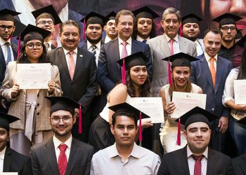 El SNTE participó en el reconocimiento a 183 jóvenes que, gracias a la Beca Generación Bicentenario, promovida por el Sindicato, terminaron o están a punto de concluir sus estudios profesionales