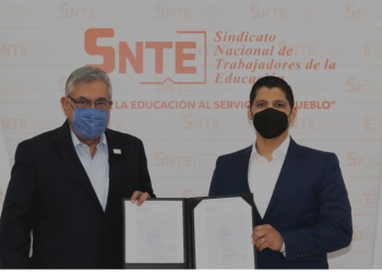 El líder nacional del SNTE entrega la Toma de Nota que emite el TFCA, al nuevo secretario general de la Sección 50 de Nuevo León