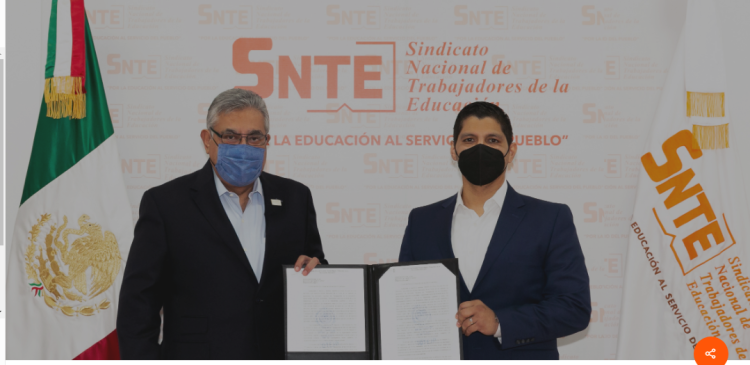 El líder nacional del SNTE entrega la Toma de Nota que emite el TFCA, al nuevo secretario general de la Sección 50 de Nuevo León