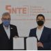 El líder nacional del SNTE entrega la Toma de Nota que emite el TFCA, al nuevo secretario general de la Sección 50 de Nuevo León