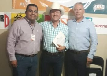 Entregan al profesor Fermín Trujillo Fuentes constancia que lo acredita como diputado local. Es el primer legislador reelecto en la historia de Sonora y el único de su partido en la entidad que ganó por mayoría de votos