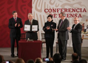 Con sello postal de Emiliano Zapata, conmemoran 60 años de la Comisión Nacional de Libro de Texto Gratuitos