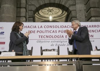 El presidente electo de México, Andrés Manuel López Obrador, afirmó que es fundamental la ciencia, la tecnología, la innovación, porque con la política llamada neoliberal, se abandonó la producción para comprar todo en el extranjero   