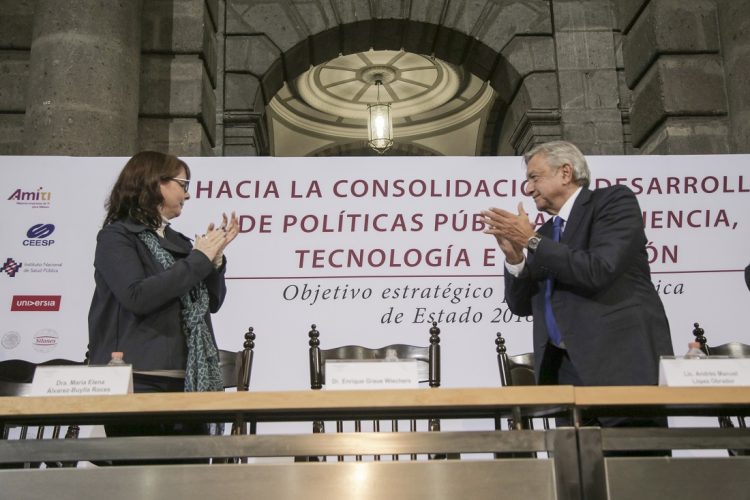 El presidente electo de México, Andrés Manuel López Obrador, afirmó que es fundamental la ciencia, la tecnología, la innovación, porque con la política llamada neoliberal, se abandonó la producción para comprar todo en el extranjero   