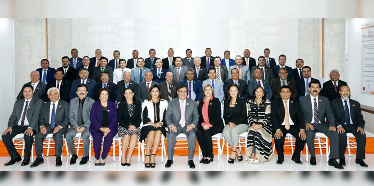 En un mensaje de bienvenida al Ciclo Escolar 2019-2020, el secretario general del SNTE, Alfonso Cepeda Salas, subrayó que los docentes forjan a la Patria desde las aulas