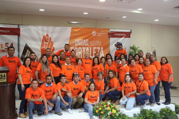 Trabajadores de la educación y sus líderes sindicales, conmemoran el Día del Trabajo de manera simultánea en las 10 Regiones que comprenden la Sección 54 del SNTE