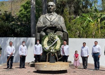 El presidente anuncia incremento de pensiones para adultos mayores; en 2024 recibirán 6 mil pesos bimestrales. Plan contempla actualizar UMAS conforme a la inflación anual