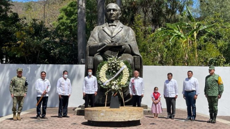 El presidente anuncia incremento de pensiones para adultos mayores; en 2024 recibirán 6 mil pesos bimestrales. Plan contempla actualizar UMAS conforme a la inflación anual
