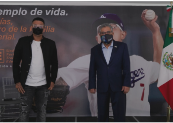 El secretario general del SNTE, Alfonso Cepeda Salas, recibió en la sede nacional de la organización al beisbolista Julio César Urías Acosta, lanzador de los Dodgers de Los Ángeles
