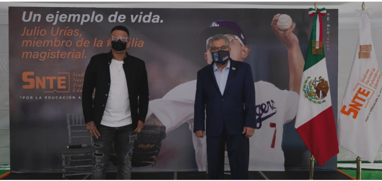El secretario general del SNTE, Alfonso Cepeda Salas, recibió en la sede nacional de la organización al beisbolista Julio César Urías Acosta, lanzador de los Dodgers de Los Ángeles