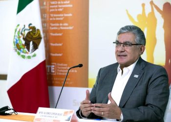 El líder del SNTE, Alfonso Cepeda Salas, presenta la quinta conferencia de seminario en línea. Afirma que reaprender a relacionarse, es uno de los retos en este regreso a clases presenciales