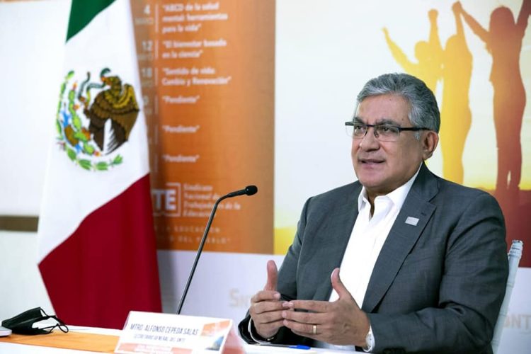 El líder del SNTE, Alfonso Cepeda Salas, presenta la quinta conferencia de seminario en línea. Afirma que reaprender a relacionarse, es uno de los retos en este regreso a clases presenciales