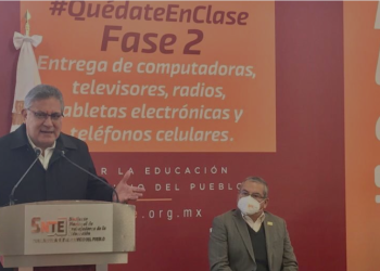 El SNTE conmemora el Día Mundial de los Docentes con la entrega de los primeros 4 mil 500 aparatos electrónicos a alumnos de escasos recursos