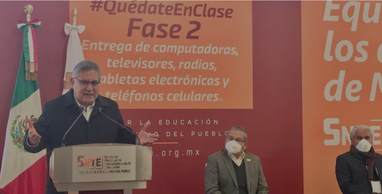 El SNTE conmemora el Día Mundial de los Docentes con la entrega de los primeros 4 mil 500 aparatos electrónicos a alumnos de escasos recursos