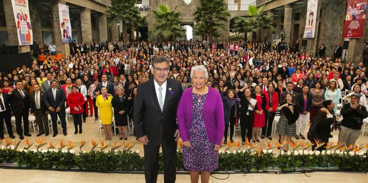Con la presencia de la secretaria de Gobernación, Olga Sánchez Cordero, el SNTE, encabezado por su secretario general, Alfonso Cepeda Salas, conmemoró el Día Internacional de la Mujer