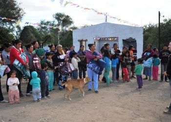 Recorre el profesor Francisco Javier Duarte Flores comunidades del bajo Río Mayo. El líder de la Sección 28 entrega cobertores a madres y padres de familia  &nbsp;