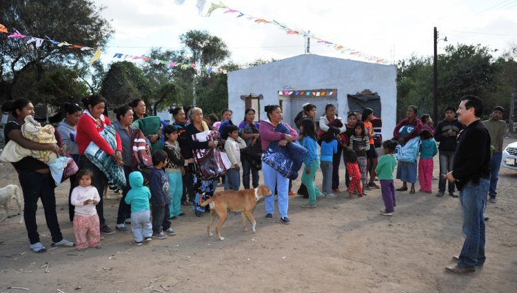 Recorre el profesor Francisco Javier Duarte Flores comunidades del bajo Río Mayo. El líder de la Sección 28 entrega cobertores a madres y padres de familia   