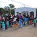 Recorre el profesor Francisco Javier Duarte Flores comunidades del bajo Río Mayo. El líder de la Sección 28 entrega cobertores a madres y padres de familia