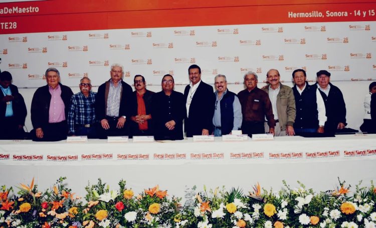 Con su presencia al ser electa la nueva dirigencia, exsecretarios generales se solidarizan con el profesor César Adalberto Salazar López, secretario general de la Sección 28 del SNTE