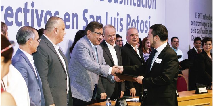 Entregan SNTE y autoridades de la entidad, 3 mil 795 nombramientos a docentes y directivos de Educación Básica de San Luis Potosí
