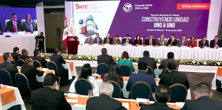 La vía institucional, el mejor camino para resolver las demandas de los maestros, afirma el secretario general del SNTE, Alfonso Cepeda Salas, quien ya ha visitado 10 estados y 19 secciones de la República