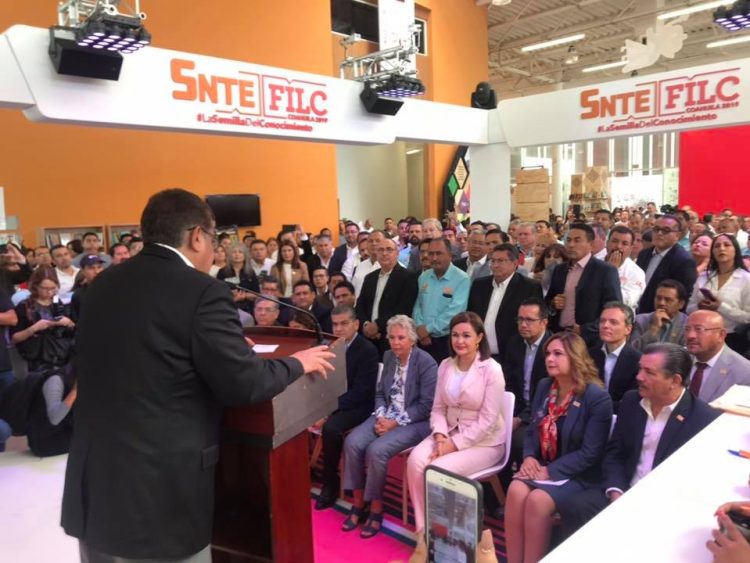Avanza exitosamente la negociación salarial del SNTE, anunció el secretario general, Alfonso Cepeda Salas, al inaugurar el stand del Sindicato en la FILC 2019