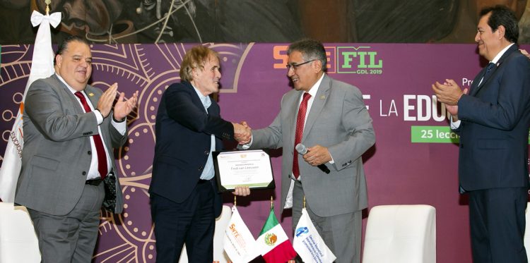 Presentan en Guadalajara el libro “Sobre la educación y la democracia. 25 lecciones de la profesión docente”, escrito por Fred Van Leeuwen y la actual presidenta de la IE, Susan Hopgood