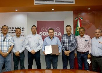 Líderes magisteriales de Sonora entregan al titular de la SEC pliego petitorio estatal de demandas