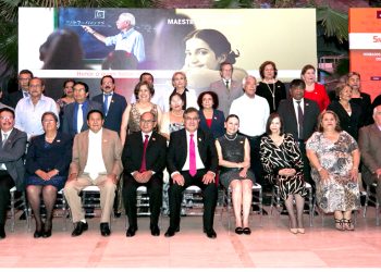 Reconoce el SNTE a maestros por 40 o más años de servicio. El justo homenaje fue encabezado por el secretario general, Alfonso Cepeda Salas