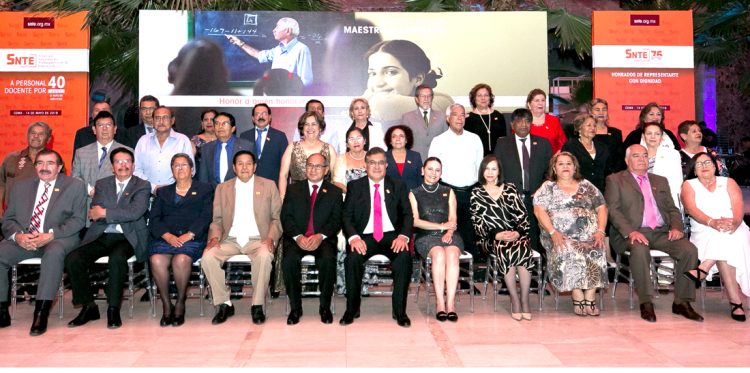 Reconoce el SNTE a maestros por 40 o más años de servicio. El justo homenaje fue encabezado por el secretario general, Alfonso Cepeda Salas