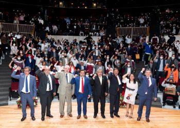 Entregan computadoras a dos mil académicos del Instituto Politécnico Nacional. Encabezan acto líder del SNTE y director del IPN