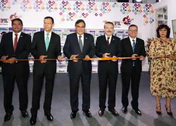 El líder del SNTE, Alfonso Cepeda Salas, inaugura stand del Sindicato en Feria del IPN. El director general, Mario Alberto Rodríguez Casas, reconoce aportación del gremio a la FIL del Instituto