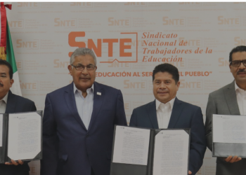 Líder del SNTE entrega Toma de Nota a secretarios generales de las Secciones 13, 15 y 45.  Ya son 21 las nuevas dirigencias seccionales reconocidas por el TFCA