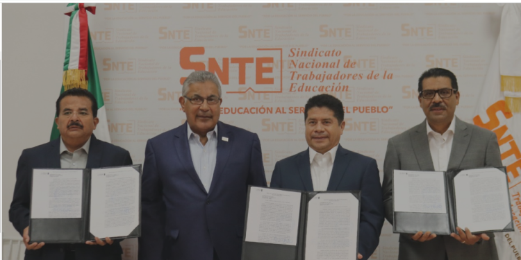 Líder del SNTE entrega Toma de Nota a secretarios generales de las Secciones 13, 15 y 45. &nbsp;Ya son 21 las nuevas dirigencias seccionales reconocidas por el TFCA