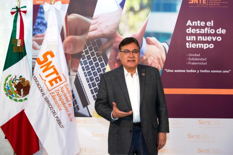 El secretario general del SNTE, Alfonso Cepeda Salas, informó que los dirigentes de la organización magisterial continuarán trabajando para un regreso seguro a las aulas