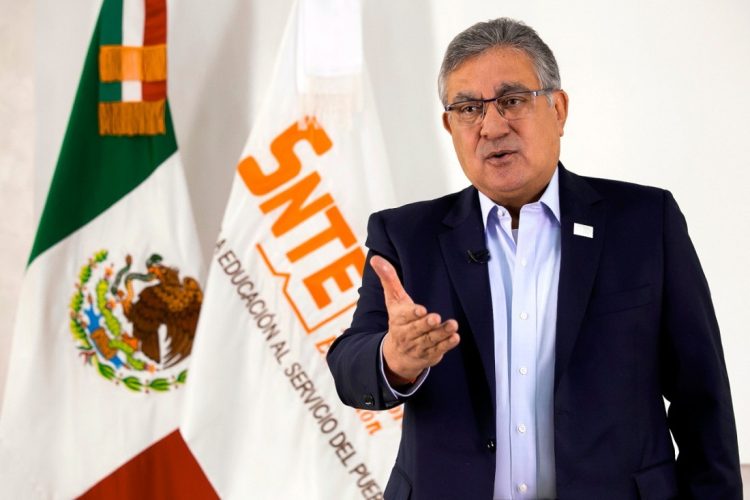 Resumen itinerante/ El liderazgo del maestro Alfonso Cepeda Salas. Objetivo propuesto: dirigir al SNTE para volver al origen con visión de futuro