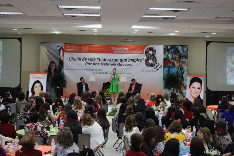 LA SECCIÓN 54 FELICITA Y RECONOCE A LAS MUJERES EN SU DÍA; SE CONTÓ CON LA PRESENCIA DE ANA GABRIELA GUEVARA   