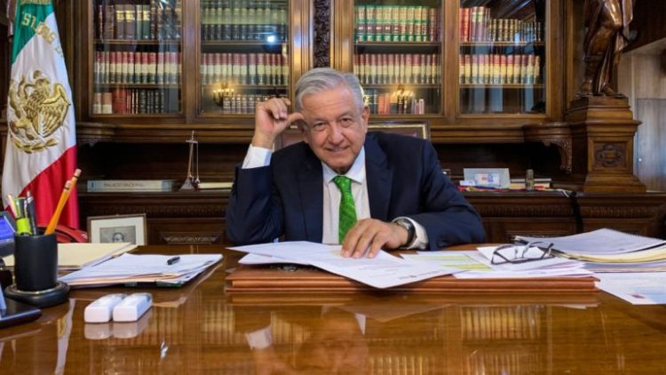 El presidente firma memorándum para cancelar reforma educativa, en tanto se alcanza un entendimiento con maestros y padres de familia sobre los cambios constitucionales requeridos
