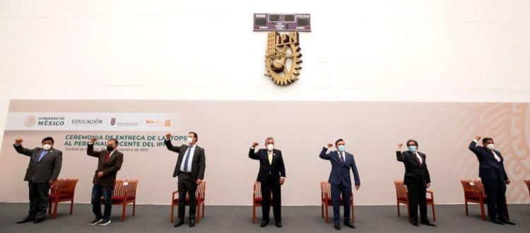 Maestros del IPN afiliados al SNTE reciben equipo de cómputo, según lo acordado en negociación salarial