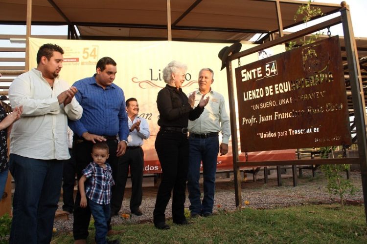 Develan placa conmemorativa Prof. Juan Francisco Ruiz Soto en centro de Equinoterapia de la Sección 54
