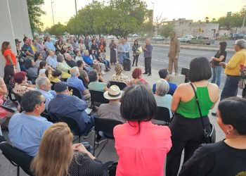 La escultura dedicada al escritor, maestro y museógrafo Leo Sandoval. Se develó ayer en la capital de Sonora