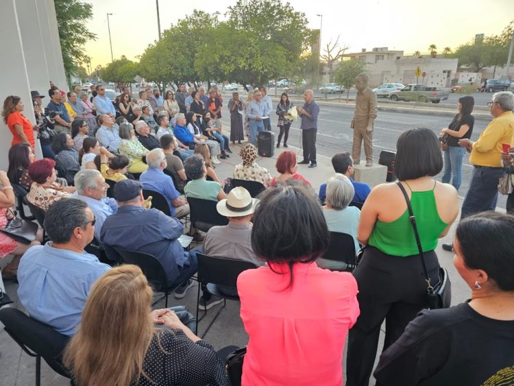 La escultura dedicada al escritor, maestro y museógrafo Leo Sandoval. Se develó ayer en la capital de Sonora