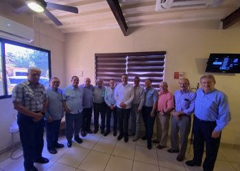 Se reúnen exsecretarios generales de la Sección 28 del SNTE, con el líder magisterial César Adalberto Salazar López y dirigentes nacionales