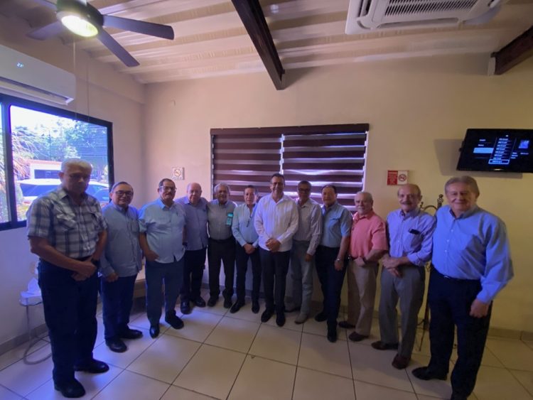 Se reúnen exsecretarios generales de la Sección 28 del SNTE, con el líder magisterial César Adalberto Salazar López y dirigentes nacionales